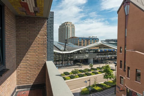 Wandel door de charmante straatjes zo naar het stadscentrum vanaf Bed en Koffie Central in Hotel Centrum Tilburg. Geniet van een goedkoop verblijf in een studio appartement met nieuwe keuken en badkamer – ideaal voor een overnachting na een dagje Efteling of Safaripark Beekse Bergen.