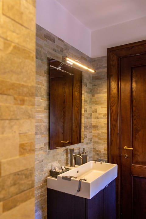 Classic Double Room, Garden View | Bathroom | Shower, hair dryer, towels, soap