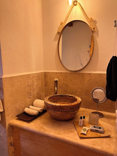 Standard Room | Bathroom | Shower, free toiletries, hair dryer, bathrobes