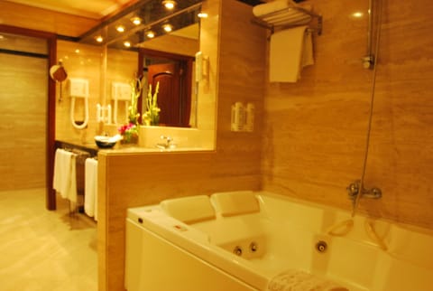 Junior Studio Suite, 1 Bedroom | Bathroom | Bathtub, jetted tub, free toiletries, hair dryer