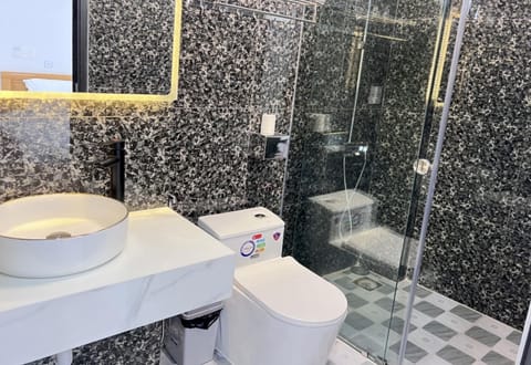 Superior Double Room | Bathroom | Shower, towels