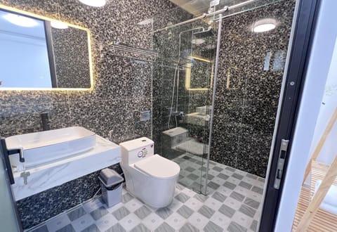 Deluxe Double Room | Bathroom | Shower, towels