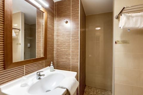 Classic Suite, 2 Bedrooms, Courtyard View | Bathroom | Hair dryer, towels