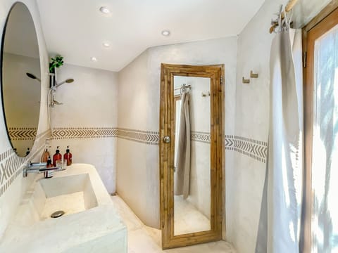 Deluxe Double Room | Bathroom | Shower, hair dryer, bidet, towels