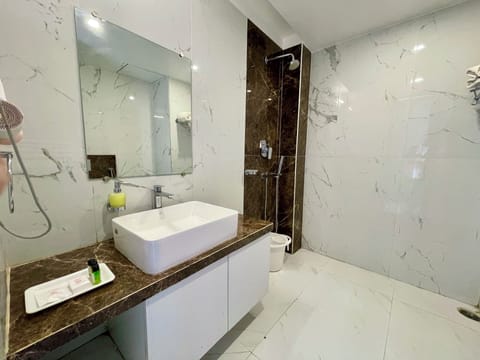 Superior Triple Room | Bathroom | Hydromassage showerhead, hair dryer, bidet, towels