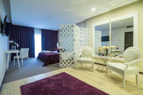 Deluxe Suite, Bathtub | Minibar, in-room safe, desk, iron/ironing board