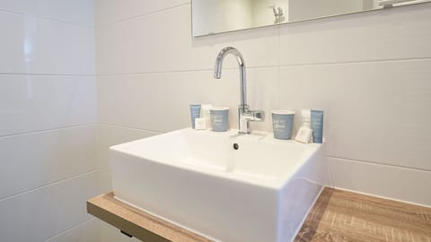 Premium Twin Room | Bathroom sink