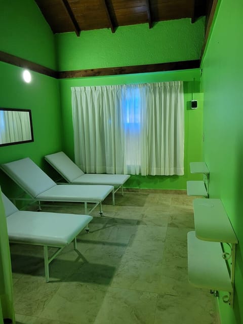 1 treatment room, massages