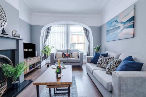 The spacious living space benefits from a sofa bed, a 40-inch smart TV and plenty of space to sit down and relax.