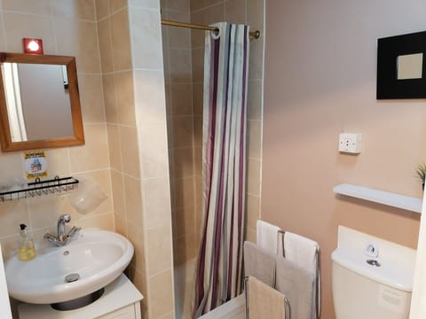 Double Room, Ensuite (Top Floor Rear) | Bathroom | Free toiletries, hair dryer, towels