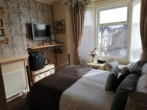 Deluxe Double Room, Ensuite | Iron/ironing board, free WiFi, bed sheets