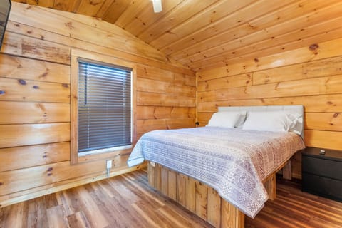 Premium Cabin, 1 Bedroom, Balcony, Lakeside | 1 bedroom, free WiFi