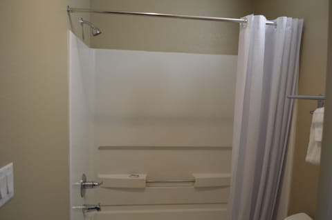 Combined shower/tub, hair dryer, towels