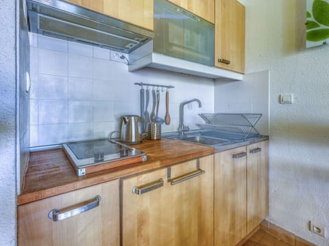 Table, Furniture, Plant, Property, Building, Chair, Wood, Interior Design, Tree, Floor