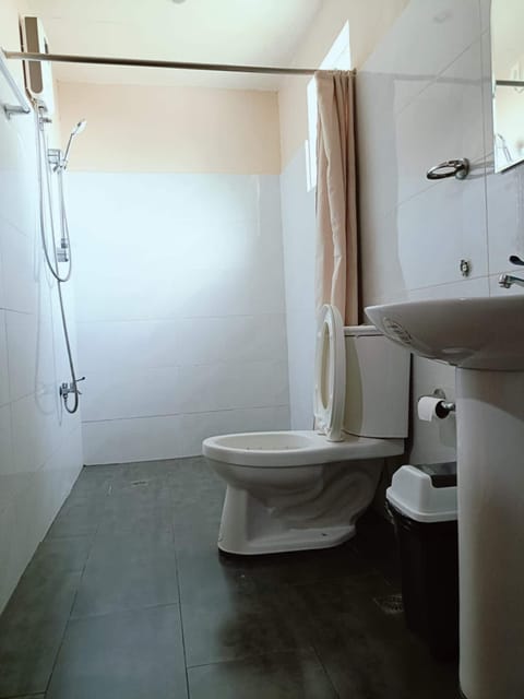 Family Quadruple Room, Garden View | Bathroom | Shower, rainfall showerhead, free toiletries, bidet