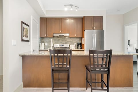 Classic Apartment, Lake View | Private kitchen | Fridge, microwave, oven, stovetop