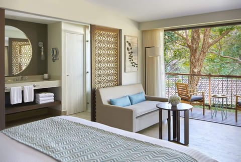 Bungalow Suite King Tropical View | Premium bedding, down comforters, individually decorated, desk