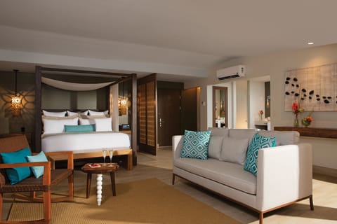 Preferred Club Junior Suite King Ocean Front | Premium bedding, down comforters, individually decorated, desk