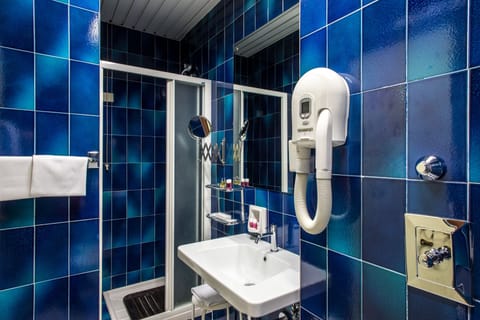 Combined shower/tub, free toiletries, hair dryer, bidet