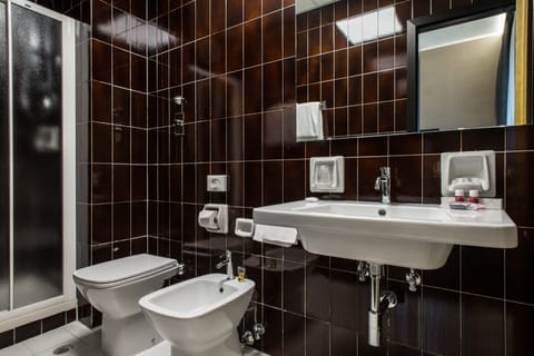 Superior Room | Bathroom | Combined shower/tub, free toiletries, hair dryer, bidet