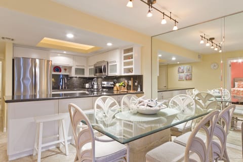 Condo, 3 Bedrooms, Beach View, Ground Floor (#5) | In-room dining