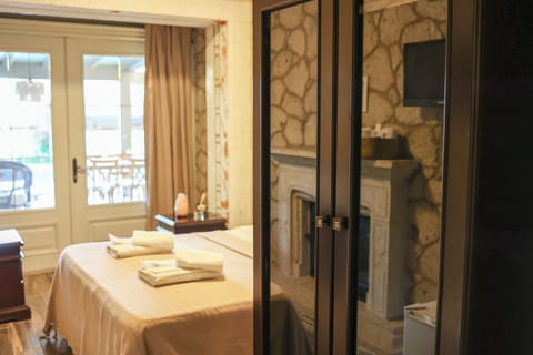 Deluxe Room, Patio | 1 bedroom, iron/ironing board, free WiFi