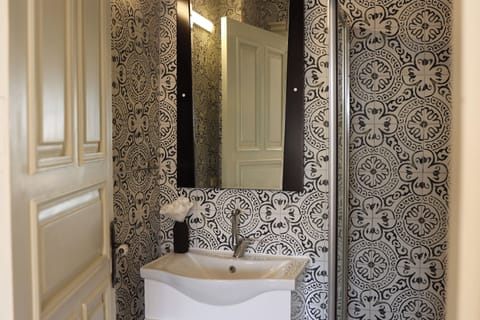 Traditional Room | Bathroom