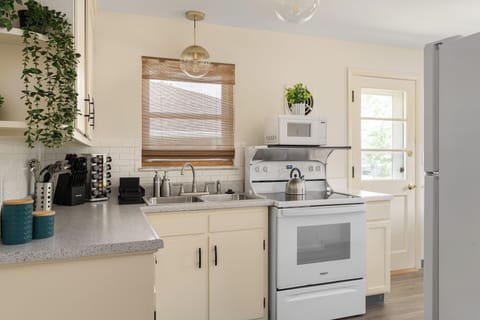 Fully stocked kitchen!