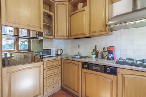 House | Private kitchen | Fridge, microwave, oven, stovetop