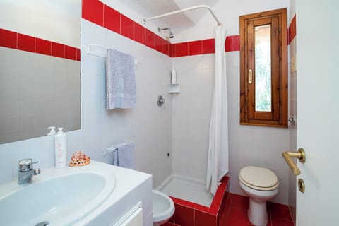 Apartment | Bathroom | Shower, free toiletries, hair dryer, bidet