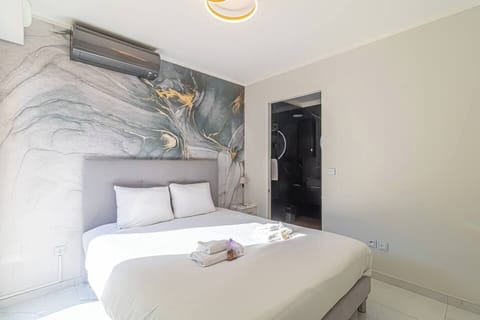 vue de la chambre climatisée avec accès salle de douche