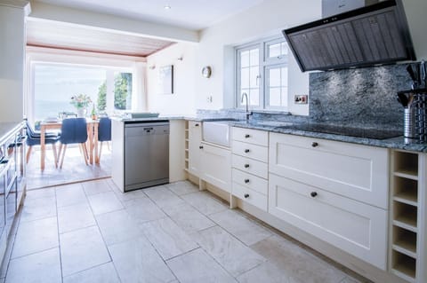 Rainbow Leap - 5 Bed Holiday Home - Saundersfoot (19405)