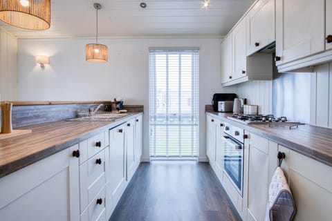 Swallow Lodge - 3 Bedroom Lodge - Wisemans Bridge (25345)