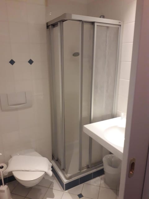 Standard Single Room | Bathroom | Free toiletries, hair dryer, slippers, towels