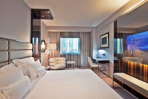 Premier Double Room | Minibar, in-room safe, desk, blackout drapes