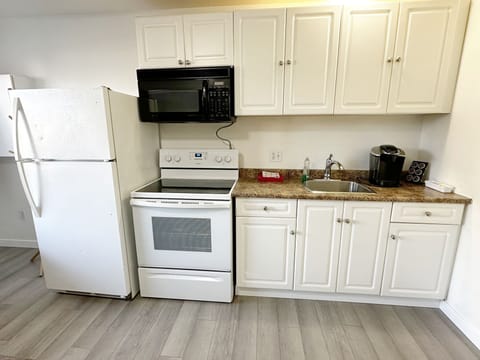 Senior Suite | Private kitchen | Fridge, microwave