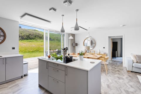 Kitchen island overlooking open plan living - 6 The Vista, Willingcott
