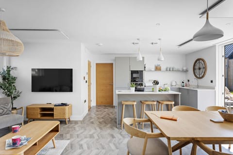 Open plan living with smart TV, free Wi-Fi and homely features - 6 The Vista, Willingcott