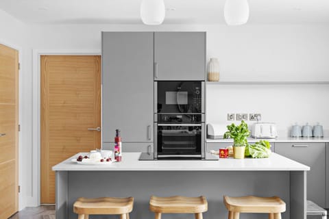 Kitchen with island, induction hob - 6 The Vista, Willingcott
