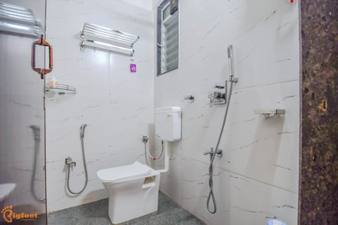 Superior Double Room | Bathroom | Soap, toilet paper