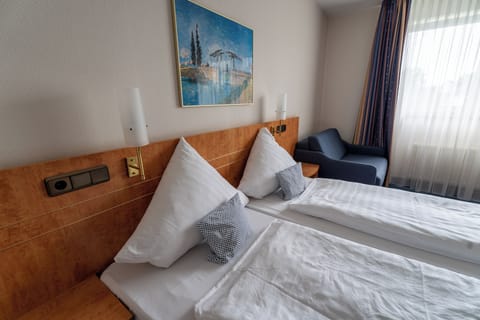 Classic Double Room | Desk, laptop workspace, free WiFi, bed sheets