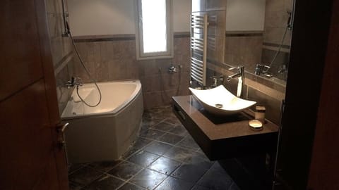 Deluxe Suite, 1 King Bed, Garden View | Bathroom | Shower, rainfall showerhead, free toiletries, hair dryer