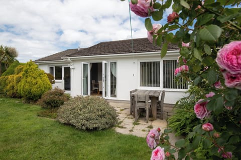 Lovely Bungalow, Near Beach and Village