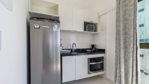 Basic Studio | Private kitchen | Microwave, cookware/dishes/utensils