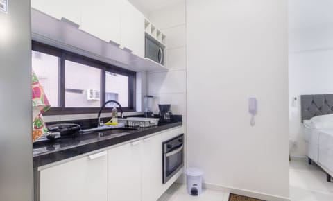 Basic Studio | Private kitchen | Microwave, cookware/dishes/utensils