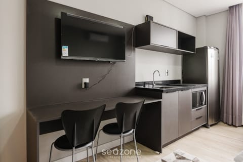 Basic Apartment | Private kitchen | Microwave, cookware/dishes/utensils