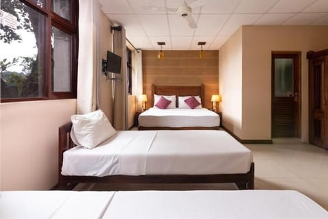 Deluxe Triple Room | Desk, free WiFi, bed sheets