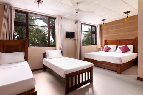 Deluxe Triple Room | Desk, free WiFi, bed sheets