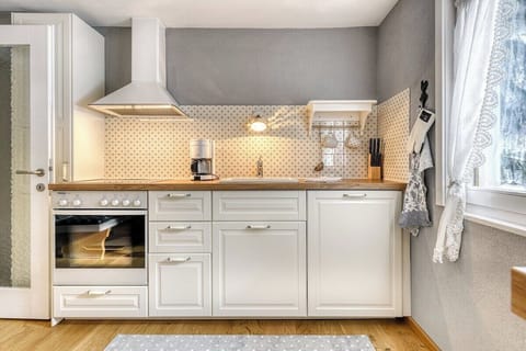 Kitchen (first floor)