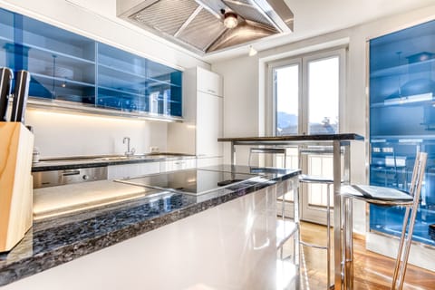 Kitchen with bar in the HEIMat family vacation home in Bludenz.